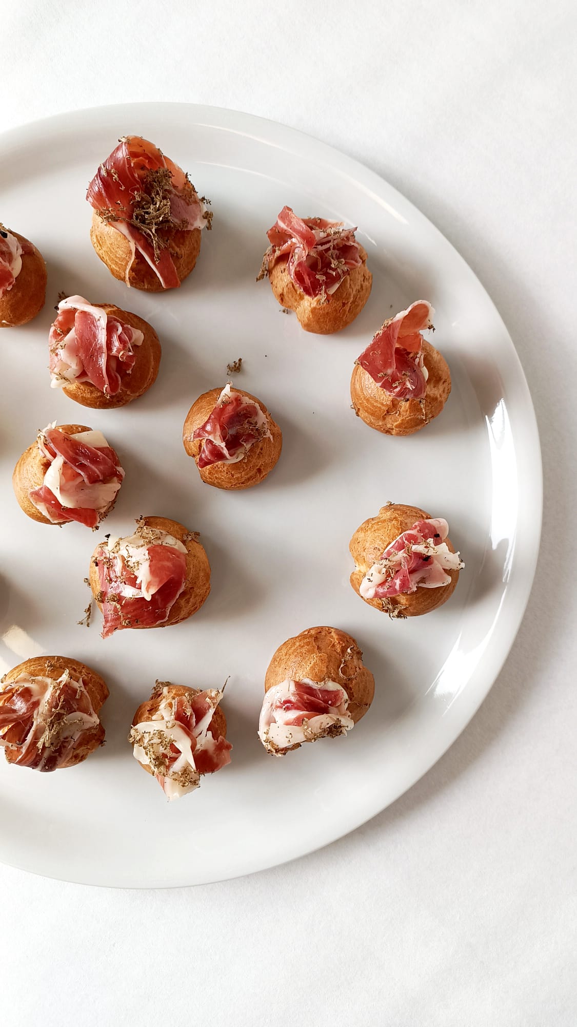 Choux with prosciutto and truffle