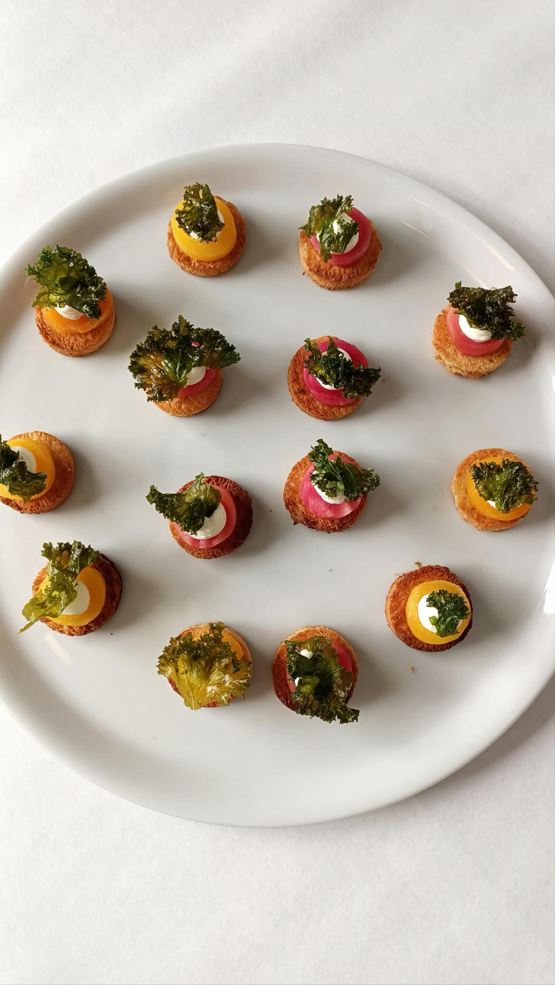 Canapés with crispy kale and tomato