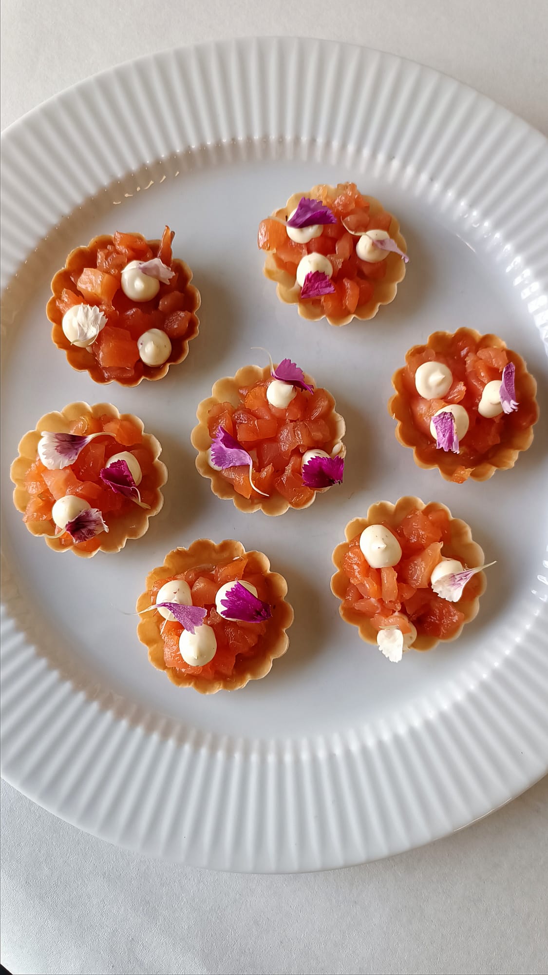 Salmon tartlets with crème fraîche
